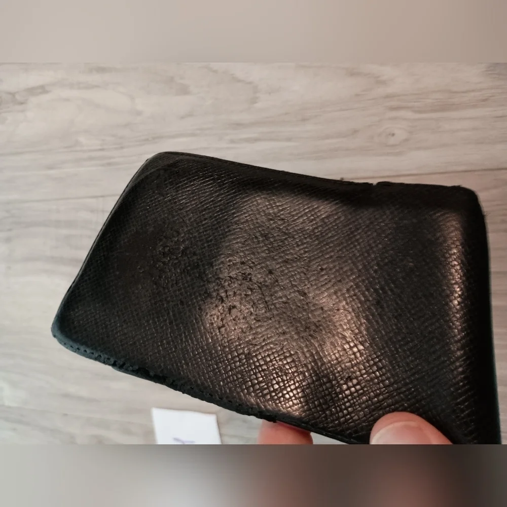 Authentic Louis Vuitton Black Taiga Leather Mens Multiple Wallet